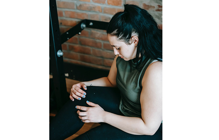 খাদ্যাভ্যাসে বয়সের হিসাবে পর্যাপ্ত পরিমাণে ক্যালসিয়াম ও ভিটামিন ডি থাকতে হবে। দুধ ও দুগ্ধজাত খাবার, কাঠবাদাম, সয়া, ডিম ইত্যাদি খেতে হবে। প্রয়োজনে পরীক্ষা করিয়ে চিকিৎসকের পরামর্শ নিন। গায়ে রোদ লাগান। ছবি: সংগৃহীত