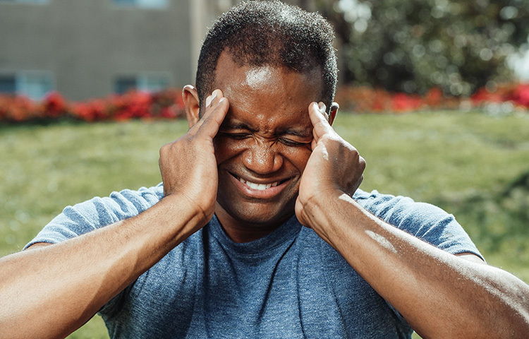 নিয়মিত শরীরচর্চা করতে হবে। এতে রক্ত সঞ্চালন বাড়বে ও শরীর গরম রাখবে। হাড় ও পেশির সুস্বাস্থ্যের জন্য অত্যন্ত উপকারী শরীরচর্চা, পাশাপাশি তা জোড়ের ‘স্টিফনেস’ বা আড়ষ্টভাবও কমায়। ছবি: সংগৃহীত