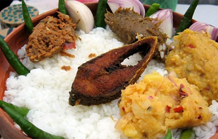 মধুমিতা জানিয়েছেন, ১০০ গ্রাম ভাতে আয়রন থাকে তিন গ্রামের কিছু বেশি। কিন্তু এই ভাতই পান্তা হয়ে গেলে তাতে আয়রনের পরিমাণ হয়ে যায় ৭৩.৯ গ্রাম। একইভাবে পান্তাভাতে ক্যালসিয়ামের পরিমাণ বেড়ে যায়, ম্যাগনেসিয়ামের উপস্থিতি বেড়ে যায় সাধারণ ভাতের তুলনায়। ছবি: সংগৃহীত