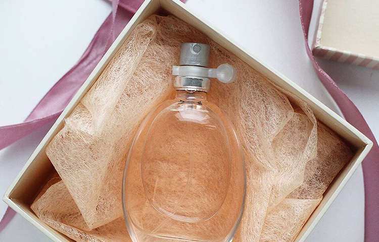 কথায় আছে ‘ঘ্রাণে অর্ধ ভোজন’ ভালো গন্ধে নিমেষে মন ভালো হয়ে যায়। তাই এটি খুবই কার্যকর। তবে পারফিউম রাখতেও হবে যত্ন করে, খুব চড়া আলো আসে বা গরম থাকে এমন জায়গায় পারফিউমের বোতল রাখবেন না। ঠান্ডা, অন্ধকার জায়গাই পারফিউমের জন্য সবচেয়ে ভালো বলে উপদেশ বিশেষজ্ঞদের। ছবি: সংগৃহীত