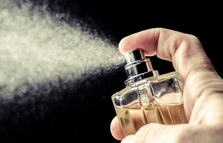 গোসল করে বের হওয়ার ঠিক পরেই পারফিউম লাগিয়ে নিন। গোসল করে বের হওয়ার পর পরই পারফিউম লাগালে ত্বক পারফিউম ধরে রাখতে পারে। গোসলের পরে যে কোনো ময়েশ্চারাইজার লাগিয়ে নিয়ে তারপরও পারফিউম স্প্রে করতে পারে। ছবি: সংগৃহীত