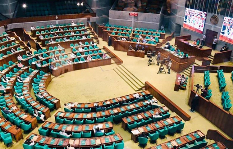 কঠোর স্বাস্থ্যবিধি মেনে জাতীয় সংসদের ত্রয়োদশ (বাজেট) অধিবেশন শুরু হয়েছে। বুধবার (২ জুন) বিকেল ৫টায় স্পিকার ড. শিরীন শারমিন চৌধুরীর সভাপতিত্বে অধিবেশন শুরু হয়। অধিবেশনে প্রধানমন্ত্রী ও সংসদ নেতা শেখ হাসিনা উপস্থিত রয়েছেন। ছবি : ফাইল ফটো