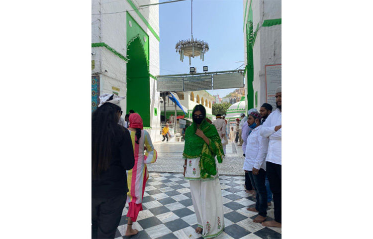 পাওলি দামের আজমির শরিফ দরগা দর্শনের বেশকিছু মুহূর্ত ক্যামেরাবন্দি হয়েছে। ছবি: সংগৃহীত