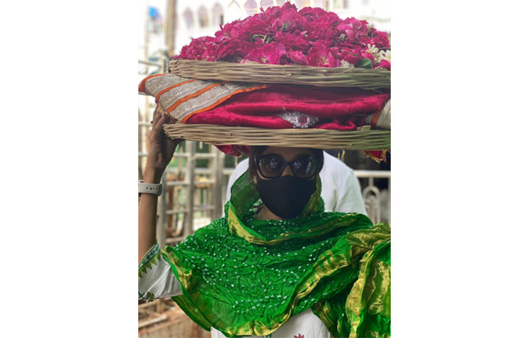 আজমির শরিফ দরগায় গিয়ে সেখানে ফুল ও চাদর চড়াতেও দেখা গিয়েছে পাওলিকে। ছবি: সংগৃহীত