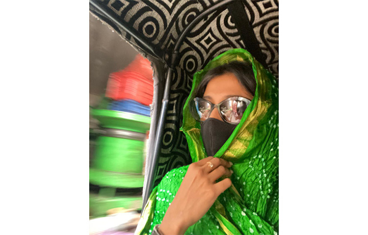 রাজস্থানে গেলে প্রায় কম বেশি সব তারকাকেই আজমির শরিফ দরগায় যেতে দেখা যায়। তবে পাওলি একা গিয়েছেন, নাকি পরিবারের সঙ্গে গিয়েছেন, তা স্পষ্ট নয়। এবং কেন গিয়েছেন তাও জানা যায়নি। ছবি: সংগৃহীত