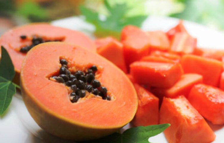 হজমের জন্য এই ফল খুবই উপকারি। পেঁপে খেলে শরীর সতেজ হয় ও জীবনী শক্তি ফিরে পাওয়া যায়। পাকস্থলীর অতিরিক্তি অ্যাসিড দূর করে, তাই যারা গ্যাস্ট্রিক ও বুক জ্বালায় ভুগছেন, তাদের জন্য পেঁপে খুব উপকারি।