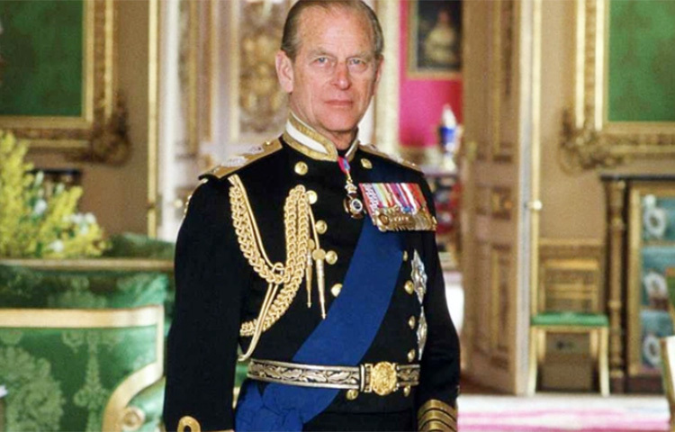 প্রিন্স ফিলিপ ছিলেন গ্রিসের এক রাজপরিবারের সন্তান। বিপ্লবীদের অভ্যুত্থানের মুখে দেশ ছেড়ে পালাতে হয় তার পরিবারকে। তারা আশ্রয় পান ইংল্যান্ডে। নৌবাহিনীর ক্যাডেট হিসেবে ইংল্যান্ডের ভবিষ্যত রাণী প্রিন্সেস এলিজাবেথের মন জয় করেন তিনি। ছবি: সংগৃহীত