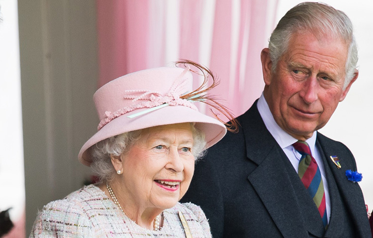 প্রিন্স ফিলিপ প্রকৃতি এবং বন্য প্রাণী সংরক্ষণে তার কাজের জন্য পরিচিত। কিন্তু ১৯৬১ সালে ভারত সফরে গিয়ে তিনি একটি বাঘ শিকার করেন এবং সেই বাঘের সঙ্গে ছবিও তুলেছিলেন। এ নিয়ে সেসময় তীব্র বিতর্ক তৈরি হয়েছিল। ছবি: সংগৃহীত