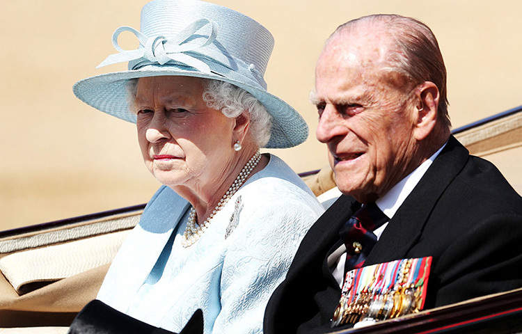 বাবা হিসেবে প্রিন্স ফিলিপ নাকি ছিলেন বেশ কড়া মেজাজের। বাবার ধমক খেয়ে ছোটবেলায় প্রিন্স চার্লসকে প্রকাশ্যে কাঁদতেও নাকি দেখা গেছে। পুত্রবধূ প্রিন্সেস ডায়ানার সঙ্গে তার ব্যবহার নিয়েও অনেক রকম কথা চালু ছিল। ডায়ানার প্রেমিক দোদি আল ফায়েদের বাবা মোহাম্মদ আল ফায়েদ অভিযোগ করেছিলেন ডায়ানাকে প্রিন্স ফিলিপের নির্দেশে হত্যা করা হয়। কিন্তু এই অভিযোগের কোন সত্যতা পাওয়া যায়নি সরকারি তদন্তে। ছবি: সংগৃহীত