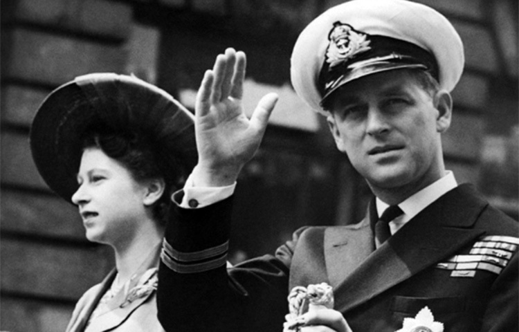 ১৯২২ সালে গ্রিসে এক অভ্যুত্থানের পর রাজপরিবার তাদের ক্ষমতা হারায়। বিপ্লবীরা তাদের সেখান থেকে নির্বাসনে পাঠায়। ইংল্যান্ডের রাজা পঞ্চম জর্জ একটি যুদ্ধজাহাজ পাঠিয়ে পুরো পরিবারকে উদ্ধার করে নিয়ে আসেন ফ্রান্সে। ছবি: সংগৃহীত