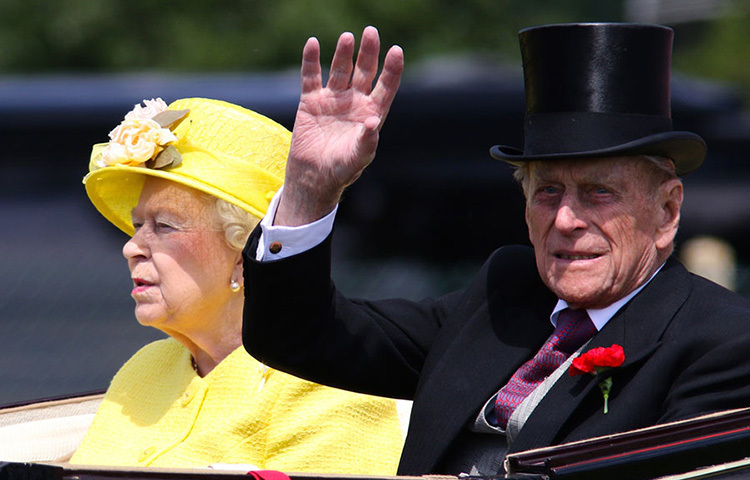 প্রিন্স ফিলিপের সঙ্গে প্রিন্সেস এলিজাবেথের প্রথম দেখা হয়েছিল দ্বিতীয় বিশ্বযুদ্ধ শুরুর প্রাক্কালে। তখন প্রিন্সেস এলিজাবেথের বয়স মাত্র ১৩। রাজা ষষ্ঠ জর্জ এসেছিলেন ডার্টমুথ কলেজ সফরে। সঙ্গে প্রিন্সেস এলিজাবেথ এবং প্রিন্সেস মার্গারেট। তখন প্রিন্স ফিলিপ সেখানে নৌবাহিনীর এক তরুণ ক্যাডেট। এই দুজনকে দেখভাল করার দায়িত্ব দেয়া হয় প্রিন্স ফিলিপের ওপর। ছবি: সংগৃহীত