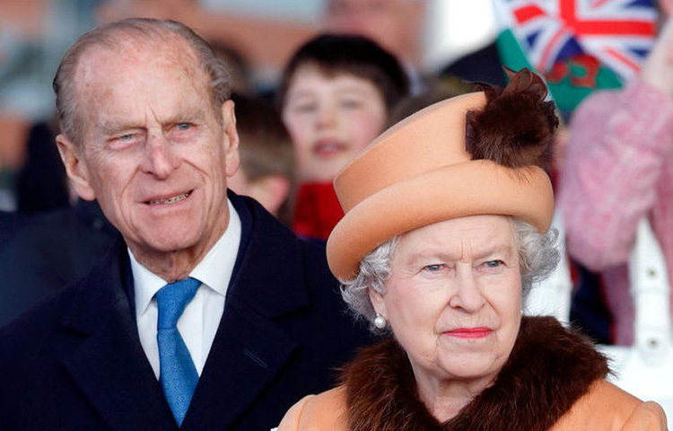 ১৯৪৩ সালে প্রিন্স ফিলিপ আনুষ্ঠানিকভাবে প্রিন্সেস এলিজাবেথকে বিয়ের প্রস্তাব দেন। কিন্তু তাদের বিয়েতে রাজপরিবারের কেউ কেউ আপত্তি তুলেছিলেন। প্রিন্স ফিলিপকে ‘রুক্ষ এবং অভদ্র’ বলেও বর্ণনা করেছিলেন এরা। ঝামেলা বেধেছিল জাতীয়তা নিয়েও। তাদের বাগদানের আগে প্রিন্স ফিলিপকে তার গ্রিসের নাগরিকত্ব ত্যাগ করে ব্রিটিশ নাগরিকত্ব গ্রহণ করতে হয়। ব্রিটিশ নাগরিকত্ব গ্রহণের পর তিনি তার নাম পাল্টে মাউন্টব্যাটেন রাখেন। এটি ছিল তার মায়ের দিকের পদবি। ছবি: সংগৃহীত