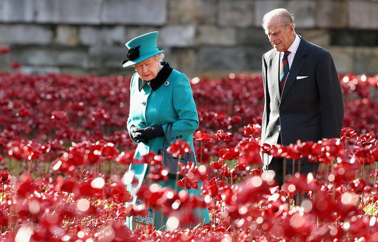 প্রিন্স ফিলিপ এবং প্রিন্সেস এলিজাবেথের বিয়ে হয় ১৯৪৭ সালের ২০ নভেম্বর। তাদের বিয়ের পর অভিনন্দন জানিয়ে বাকিংহাম প্যালেসে এসেছিল দশ হাজারের বেশি টেলিগ্রাম। সারা দুনিয়া থেকে পাঠানো হয় প্রায় আড়াই হাজার উপহার। ছবি: সংগৃহীত