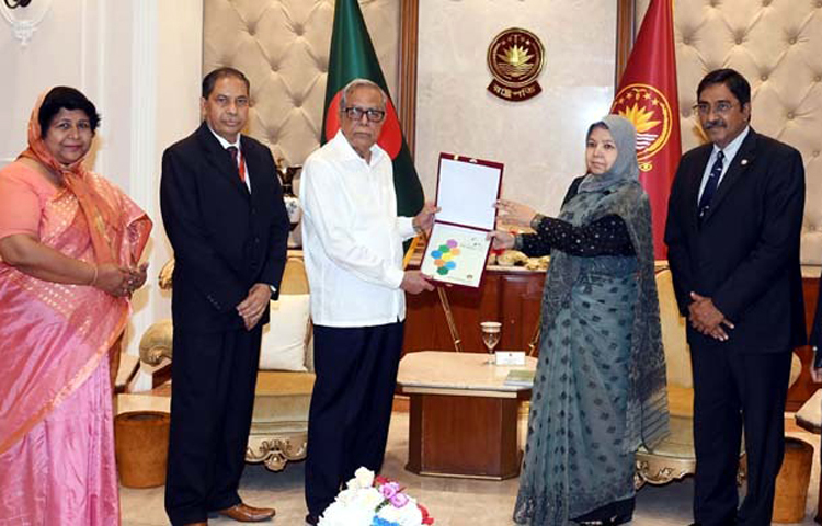 কারও মুখাপেক্ষী না হয়ে নিজেদের উদ্যোগে মানবাধিকার রক্ষায় জাতীয় মানবাধিকার কমিশনকে জোরালো ভূমিকা পালনের নির্দেশ দিয়েছেন রাষ্ট্রপতি মো. আবদুল হামিদ। সোমবার সন্ধ্যায় কমিশনের চেয়ারম্যান নাছিমা বেগমের নেতৃত্বে একটি প্রতিনিধি দল বঙ্গভবনে রাষ্ট্রপতির কাছে জাতীয় মানবাধিকার কমিশনের বার্ষিক প্রতিবেদন জমা দিলে তিনি এ নির্দেশনা দেন।