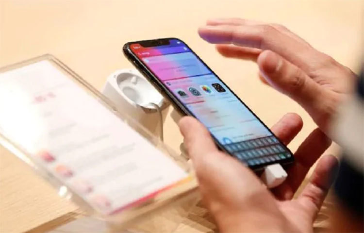 বাড়ির বাইরে যখন বের হচ্ছেন, তখন আপনার সঙ্গে থাকছে মোবাইল ফোনটি। সবসময় এটি ব্যবহার করছেন। কিন্তু জানেন কী, কীভাবে এই মোবাইল বয়ে আনতে পারে করোনাভাইরাস। একটি প্লাস্টিকের তলে সামান্য সময় হলেও করোনা ভাইরাস সক্রিয় থাকতে পারে। সেক্ষেত্রে ভাইরাস সক্রিয়া থাকার স্থান হিসাবে আপনার হাতের মোবাইল ফোনটি তো অত্যাধিক ভাল একটি স্থান। নিজেকে স্যানিটাইজ করার পাশাপাশি, বাইরে থেকে ফিরে নিজের মোবাইল ফোনটাও স্যানিটাইজ করে নেবেন।