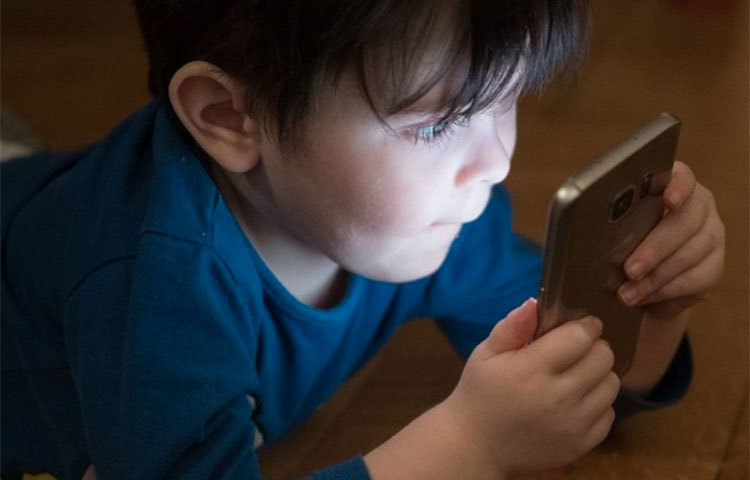 তাই বাড়িতেই অভ্যাস করে নিতে হবে, যাতে বাইরে থেকে ফিরে নিজেকে স্যানিটাইজ করার পাশাপাশি নিজের হাতের ফোনটাও স্যানিটাইজ করে নেয়া যায়। কিন্তু ফোনে তো জল বা ওয়াটার বেস কিছু ঢালতে পারবেন না। তাহলে? আপনার প্রথম কাজ হয়া উচিত আপনি যে সংস্থার মোবাইল ফোন ব্যবহার করছেন, সেই সংস্থার ওয়েবসাইটে গিয়ে একবার সন্ধান করে দেখা যে সেখানে মোবাইল ফোনটি ক্লিন করার বিষয়ে কী উপদেশ দেওয়া আছে।