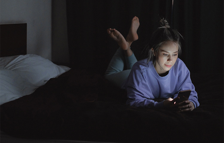 একটি সমীক্ষায় দেখা গেছে ঘুমানোর মুহূর্ত আগে আর ঘুম ভাঙার কয়েক সেকেন্ডের মধ্যে ফোন ঘাঁটতে বসেন ৪৬ থেকে ৬১ শতাংশ মানুষ। কিন্তু এলইডি স্ক্রিনে থাকে তীব্র নীল আলো, যা সরাসরি আপনার শরীরে প্রবেশ করে। সেই নীল আলোই আপনার যা বিপদ ডেকে আনার ডেকে আনছে। ছবি: সংগৃহীত