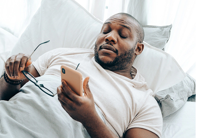 এই আলোর ফলে প্রতিদিন একটু একটু করে আপনার ঘুমের অভ্যাসের সমস্যা হচ্ছে। সে কারণে চোখ বোজার পরেও চোখের সামনে সেই আলোর একটা আভা দীর্ঘক্ষণ থেকে যায়, যা থেকে আপনার ঘুম আসতে অসুবিধা হয়। ছবি: সংগৃহীত