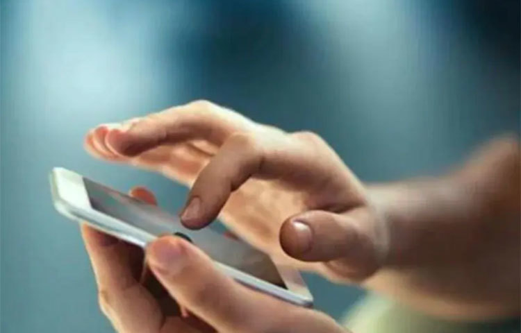 তবে কয়েকটি সাধারণ নিয়ম ফোনের ক্ষেত্রেও মেনে চলা উচিত। বাইরে বেরোলেও যেখানে সেখানে ফোনটি রেখে দেয়া ঠিক না। দরকার হলে হাত স্যানিটাইজ করে ফোন ব্যবহার করে পকেটে ঢুকিয়ে দেয়া উচিত। ব্যবহার করা যেতে পারে হ্যান্ডসফ্রি, যাতে সরাসরি ফোনের সঙ্গে মুখের সংযোগ না হয়। তারপর বাড়িতে ফিরে বাকি সব কিছুর মতোই ফোন স্যানিটাইজ করা দরকার।