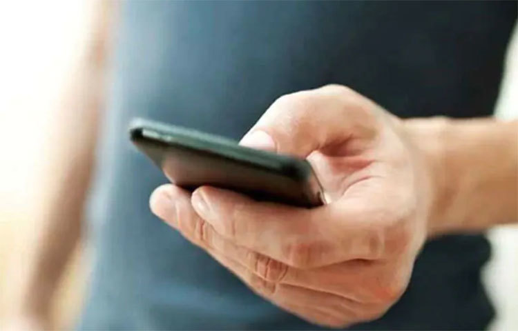 সমস্ত নিয়ম মেনে বাইরে বেরনোর পর বাড়িতে ফিরে গøাভস খুলেই যদি স্যানিটাইজ না করা ফোন হাতে ধরেন কেউ তাহলে সব সুরক্ষা মাটি হয়ার সম্ভাবনা থাকে। তাই মনে করে বাড়িতে ফিরে হাত স্যানিটাইজ করার পর ফোন স্যানিটাইজ করতে হবে।