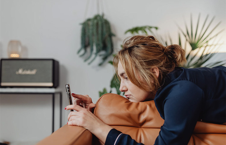 যারা অ্যাংসাইটির মতো সমস্যায় ভুগছেন, যাদের অনিদ্রার সমস্যা আছে, যাদের ঘাড়ে ব্যথার সমস্যা আছে, হাতে যন্ত্রণা আছে, তাদের সকলের শরীরেই বিছানায় শুয়ে ফোন দেখার একটা খারাপ প্রভাব পড়তে পারে। শুয়ে, বিশেষত ঘুম থেকে উঠে ফোন দেখার অভ্যাস তাই ছাড়–ন। ছবি: সংগৃহীত