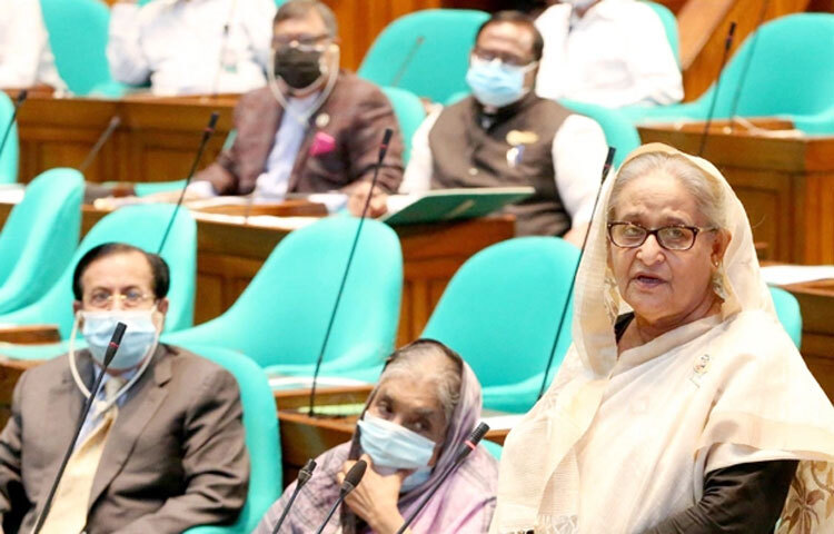 প্রতিমাসে যাতে এক কোটি ডোজের বেশি টিকা পাওয়া যায় তার ব্যবস্থা করা হয়েছে বলে জানিয়েছেন প্রধানমন্ত্রী শেখ হাসিনা। ১৫ সেপ্টেম্বর জাতীয় সংসদে রুস্তম আলী ফরাজীর (পিরোজপুর-৩) প্রশ্নে এ কথা জানান তিনি। ছবি: সংগৃহীত