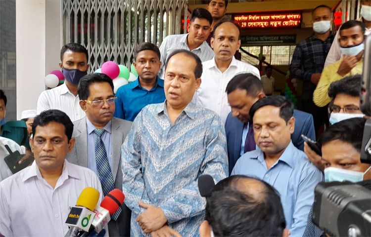 সব দলের অংশগ্রহণে নির্বাচন চান প্রধান নির্বাচন কমিশনার (সিইসি) কাজী হাবিবুল আউয়াল। আজ বিকেলে চট্টগ্রাম আঞ্চলিক নির্বাচন কার্যালয়ে জেলা নির্বাচন কর্মকর্তাদের সঙ্গে মতবিনিময় সভায় যোগ দেন তিনি। ছবি: জাগো নিউজ