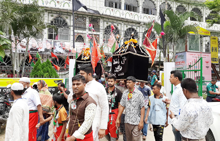 হিজরি বছরের প্রথম মাস মহররমের ১০ তারিখ আশুরা, যা মুসলিম বিশ্বে ত্যাগ ও শোকের প্রতীক। এ দিনে হজরত মুহাম্মদ (স.)-এর দৌহিত্র হজরত ইমাম হোসেন (রা.) ফোরাত নদীর তীরে কারবালা প্রান্তরে শহীদ হন। সেই থেকে মুসলিম বিশ্বে কারবালার ঘটনাকে ত্যাগ ও শোকের প্রতীক হিসেবে পালন করে আসছে। পবিত্র আশুরা উপলক্ষে পুরান ঢাকার হোসনি দালানে তাজিয়া মিছিলের প্রস্তুতি সম্পন্ন হয়েছে। আজ এ মিছিলের মহড়া দিয়েছেন শিয়া সম্প্রদায়ের লোকজন।