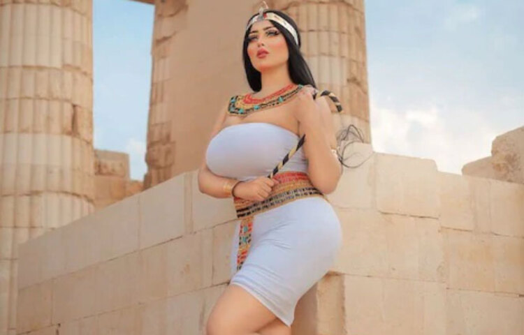 তার ছবি ভাইরাল হতে না হতেই সে দেশের সরকার ব্যবস্থা নিয়েছে। ফটোশুটের ক্যামেরাম্যানকে গ্রেফতার করেছে তারা। আগে শোনা গিয়েছিল মডেল সালমাও গ্রেফতার হয়েছেন, পরে জানা যায়, তা মিথ্যে। ছবি: সংগৃহীত