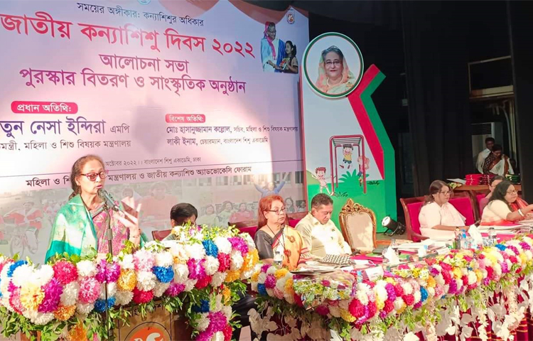 আজ সকালে রাজধানীর শিশু একাডেমি মিলনায়তনে জাতীয় কন্যাশিশু দিবস উপলক্ষে আয়োজিত আলোচনা সভায় প্রধান অতিথির বক্তব্য দেন মহিলা ও শিশুবিষয়ক প্রতিমন্ত্রী ফজিলাতুন নেসা ইন্দিরা। ছবি: জাগো নিউজ