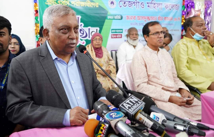 বিএনপিকে উদ্দেশ্য করে স্বরাষ্ট্রমন্ত্রী আসাদুজ্জামান খান কামাল বলেছেন, ‘আগামী নির্বাচনে এই দেশের জনগণ যদি আপনাদের ভোট দেয়, তাহলে ক্ষমতায় আসবেন। ক্ষমতা চেঞ্জের একমাত্র মাধ্যম হলো জনগণের ভোট। জনগণের দুর্ভোগ সৃষ্টি করে ক্ষমতায় আসবেন তা জনগণ মেনে নেবে না।’ আজ দুপুরে রাজধানীর তেজগাঁও মহিলা কলেজে এক অনুষ্ঠানে তিনি এসব কথা বলেন। ছবি: জাগো নিউজ