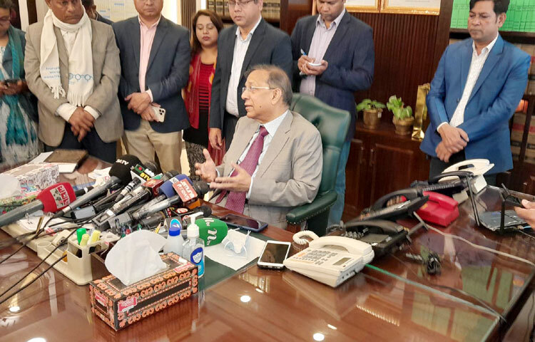 বাংলাদেশে নিযুক্ত মালয়েশিয়ার হাইকমিশনার হাজনা মো. হাশিমের সঙ্গে বৈঠকের পর আজ সচিবালয়ে সাংবাদিকদের প্রশ্নের জবাব দেন আইন, বিচার ও সংসদ বিষয়কমন্ত্রী আনিসুল হক। ছবি: জাগো নিউজ