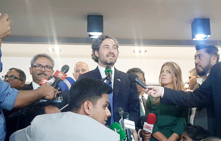 ঢাকার বনানীতে আর্জেন্টিনার দূতাবাস উদ্বোধন করা হয়েছে। আজ বিকেল ৪টায় বনানীতে বাংলাদেশের পররাষ্ট্র প্রতিমন্ত্রী শাহরিয়ার আলমকে সঙ্গে নিয়ে এ দূতাবাস উদ্বোধন করেন আর্জেন্টিনার পররাষ্ট্রমন্ত্রী সান্তিয়াগো ক্যাফিয়েরো। ছবি- সংগৃহিত