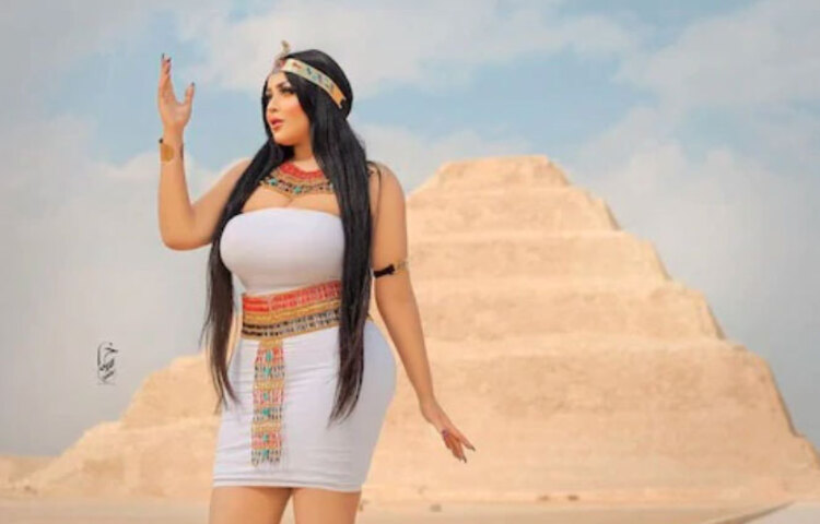 মিসর সরকারের বক্তব্য, বিশ্বের অন্যতম এই প্রাচীন আশ্চর্যের সামনে কোনো অনুমতি ছাড়াই ছবি তুলেছেন সালমা। এ নিয়ে ব্যবস্থা নেওয়া হবে। পুলিশ এখন তদন্ত করে দেখছে, পিরামিডের সামনে কীভাবে হল এই ফটোশ্যুট। ছবি: সংগৃহীত