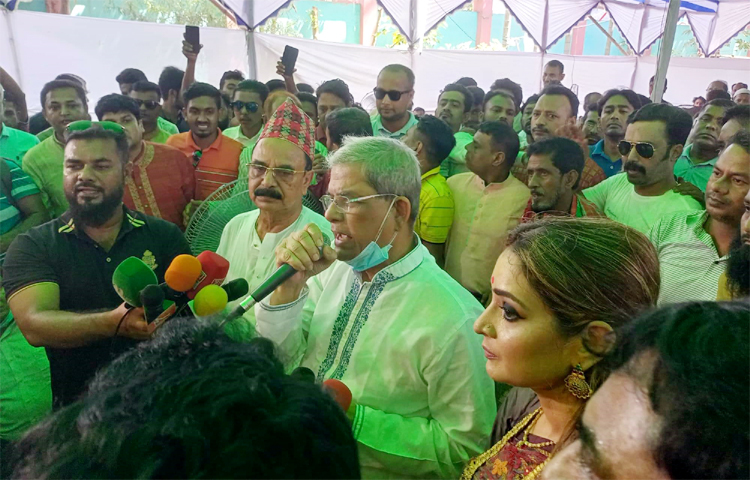 আজ দুপুরে দক্ষিণ কেরানীগঞ্জে বিএনপির স্থায়ী কমিটির সদস্য গয়েশ্বর চন্দ্র রায়ের বাসায় দুর্গাপূজা উপলক্ষে শুভেচ্ছা বিনিময় অনুষ্ঠানে বক্তব্য দেন বিএনপির মহাসচিব মির্জা ফখরুল ইসলাম আলমগীর। ছবি: সংগৃহীত