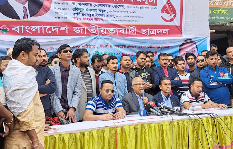 আজ নয়াপল্টনে বিএনপির কেন্দ্রীয় কার্যালয়ের সামনে দলের প্রতিষ্ঠাতা জিয়াউর রহমানের ৮৭তম জন্মবার্ষিকী উপলক্ষে আয়োজিত অনুষ্ঠানে ব্ক্তব্য রাখেন বিএনপির স্থায়ী কমিটির সদস্য ড. খন্দকার মোশাররফ হোসেন। ছবি: জাগো নিউজ