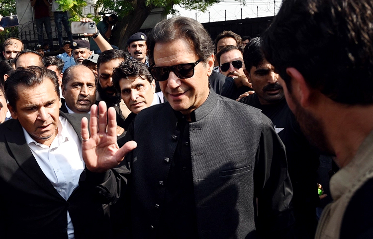 আগাম নির্বাচনের দাবিতে আবারও লং মার্চের ডাক দিয়েছেন পাকিস্তান তেহরিক-ই-ইনসাফের চেয়ারম্যান ও সাবেক প্রধানমন্ত্রী ইমরান খান। আগামী ২৮ অক্টোবর লাহোর থেকে ইসলামাবাদ পর্যন্ত তার সমর্থকদের নিয়ে প্রতিবাদ মিছিল বের করার ঘোষণা দিয়েছেন তিনি। ছবি: সংগৃহীত