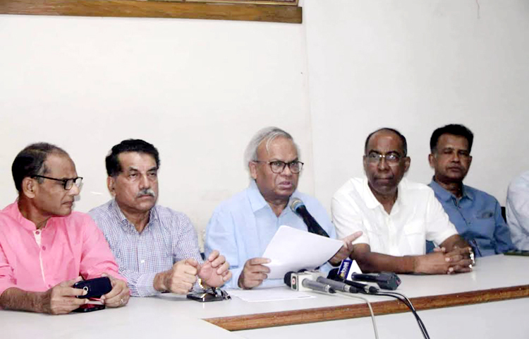 বিএনপির সিনিয়র যুগ্ম মহাসচিব রুহুল কবির রিজভী আজ সকালে নয়াপল্টনে দলের কেন্দ্রীয় কার্যালয়ে এক সংবাদ সম্মেলনে বক্তব্য দেন। তিনি বলেন, ‘জনতার হাতে স্টিয়ারিং, আন্দোলন এখন গণমুখী।’ ছবি: সংগৃহীত