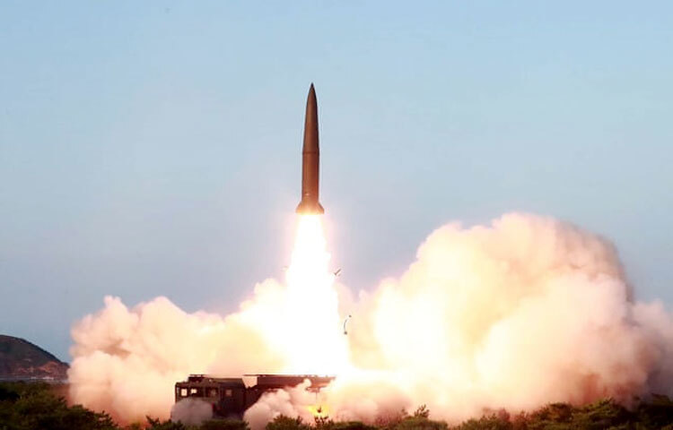 আবারও ক্ষেপণাস্ত্রের পরীক্ষা চালিয়েছে উত্তর কোরিয়া। স্থানীয় সময় বুধবার দু’টি ব্যালিস্টিক ক্ষেপণাস্ত্রের পরীক্ষা চালানো হয়েছে বলে দক্ষিণ কোরিয়ার সেনাবাহিনী নিশ্চিত করেছে। ছবি: সংগৃহীত