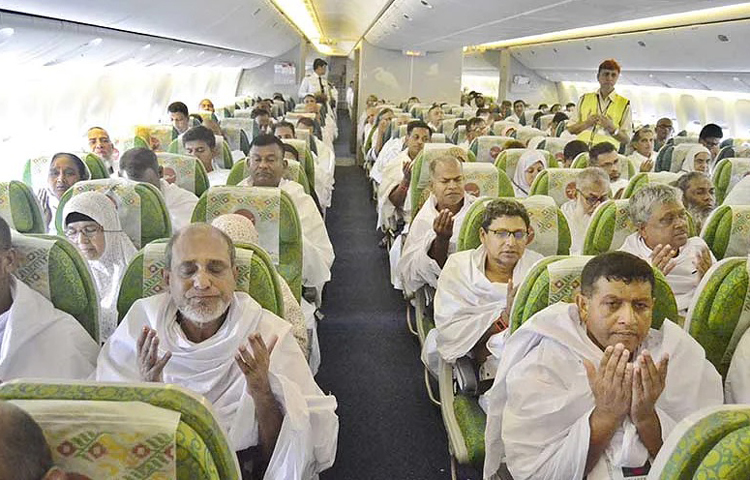 হজযাত্রার চতুর্থ দিন আজ। ৪০৫ হজযাত্রী নিয়ে হযরত শাহজালাল আন্তর্জাতিক বিমানবন্দর ছেড়ে গেছে বিমান বাংলাদেশ এয়ারলাইন্সের বিজি ৩০০৫ ফ্লাইট। ছবি: ফাইল ফটো