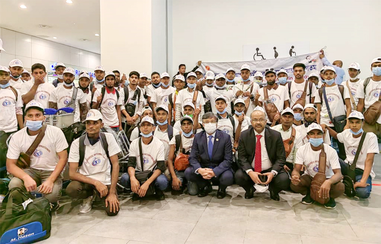 ২০১৯ সালে কর্মী নেওয়া বন্ধের পর প্রথমবারের মতো ৫৩ কর্মী মালয়েশিয়ায় পৌঁছেছেন। আজ দেশটির স্থানীয় সময় সকাল সোয়া ১০টায় কুয়ালালামপুর আন্তর্জাতিক বিমানবন্দরে (কেএলআইএ) তাদের স্বাগত জানান বাংলাদেশের হাইকমিশনার মো. গোলাম সারোয়র।