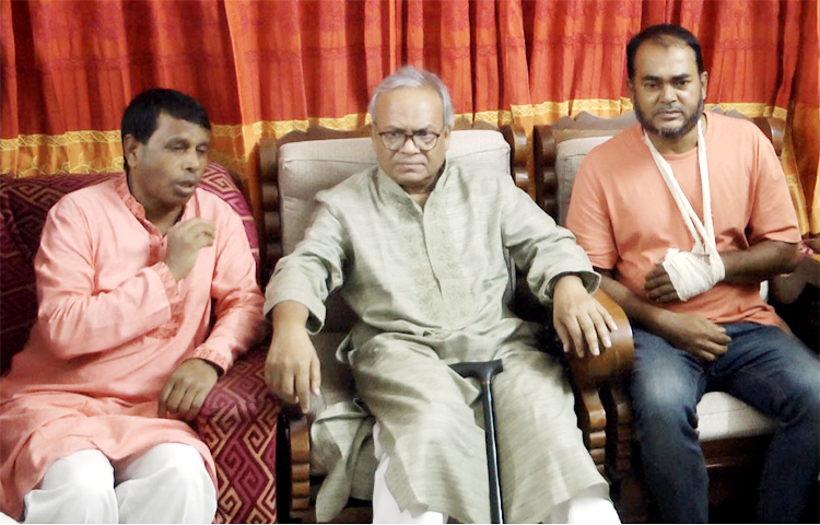 সরকার যে দুর্ভিক্ষের কথা বলেছে সেটা তাদের সৃষ্টি বলে মন্তব্য করেছেন বিএনপির সিনিয়র যুগ্ম-মহাসচিব রুহুল কবির রিজভী। আজ বিকেলে ঝিনাইদহে আহত নেতাকর্মীদের দেখতে এসে তিনি এ মন্তব্য করেন। ছবি: আব্দুল্লাহ আল মাসুদ