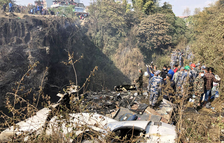 নেপালের পোখারায় প্লেন বিধ্বস্তের পর এখন পর্যন্ত ৭১ জনের মরদেহ উদ্ধার হয়েছে। ওই প্লেনটিতে আরোহী ছিলেন ৭২ জন। আজও উদ্ধার অভিযান চলবে বলে জানিয়েছেন সহকারী মুখ্য জেলা কর্মকর্তা অনিল কুমার শাহী। ছবি: সংগৃহীত