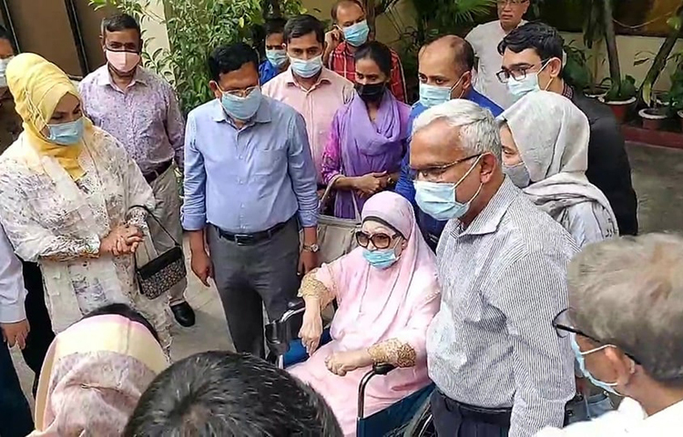 নিয়মিত স্বাস্থ্য পরীক্ষার জন্য রাজধানীর এভারকেয়ার হাসপাতালে পৌঁছেছেন বিএনপি চেয়ারপারসন খালেদা জিয়া।আজ বিকেলে গুলশানের বাসা ফিরোজা থেকে হাসপাতালে পৌঁছান তিনি। বিএনপির মিডিয়া সেলের সদস্য শায়রুল কবির খান জাগো নিউজকে এ তথ্য নিশ্চিত করেন। ছবি- জাগো নিউজ