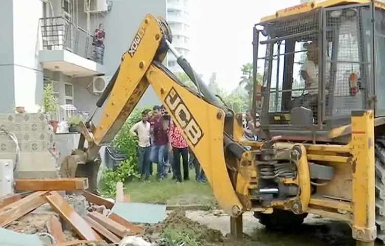 প্রতিবেশী এক নারীর সঙ্গে দুর্ব্যবহার করেছিলেন উত্তরপ্রদেশের এক বিজেপিকর্মী। চরিত্র নিয়ে খারাপ মন্তব্য করার পাশাপাশি ওই নারীকে হেনস্তা করেন তিনি। এ ‘অপরাধের’ শাস্তি দিতে ওই বিজেপিকর্মীর বিরুদ্ধে ‘বুলডোজার অ্যাকশন’ নিয়েছে স্থানীয় প্রশাসন। আজ ওই বিজেপিকর্মীর বিরুদ্ধে আবাসনের ভেতরে বেআইনি দখল ও নির্মাণের অভিযোগ এনেছিলেন স্থানীয় লোকজন।