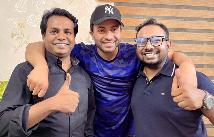 ঈদে মুক্তি পাওয়া ‘পরাণ’ সিনেমার সাফল্যের প্রশংসায় ভাসছেন নির্মাতা রায়হান রাফি। এবার আরেকটি বড় চমক দিলেন এই নির্মাতা। চিত্রনায়ক শাকিব খানকে নিয়ে সিনেমা নির্মাণ করতে যাচ্ছেন তিনি। ছবি: সংগৃহীত