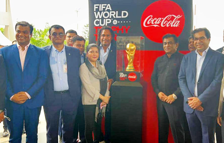 বাংলাদেশে এসে পৌঁছেছে বিশ্বকাপ ফুটবলের ট্রফি। আজ বেলা ১১টা ২০ মিনিটের দিকে পাকিস্তান থেকে ফিফার চার্টার্ড ফ্লাইটে করে ঢাকায় এসেছে বিশ্ব ফুটবলের মহামূল্যবান ট্রফিটি। ছবি: সংগৃহীত