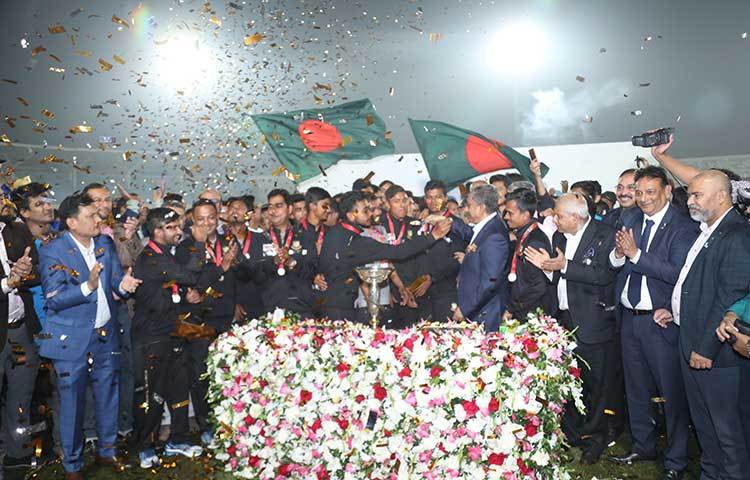 খেলোয়াড়দের কেক খাইয়ে দিচ্ছেন বিসিবি সভাপতি।