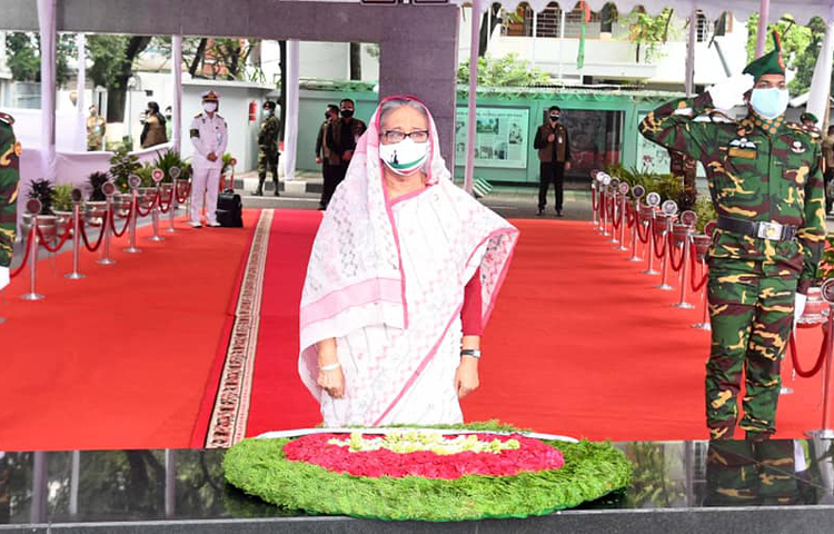 আওয়ামী লীগের ৭২তম প্রতিষ্ঠাবার্ষিকীতে জাতির পিতা বঙ্গবন্ধু শেখ মুজিবুর রহমানের প্রতিকৃতিতে শ্রদ্ধা জানিয়েছেন প্রধানমন্ত্রী ও আওয়ামী লীগ সভাপতি শেখ হাসিনা। সারাদেশে রাজনৈতিক অঙ্গনের পুরোনো দলটির প্রতিষ্ঠাবার্ষিকী উদযাপন করা হচ্ছে। ছবি : সংগৃহীত