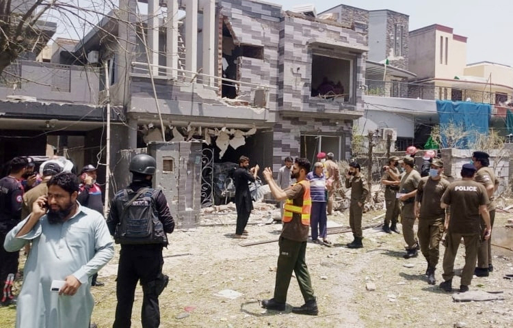 পাকিস্তানের পাঞ্জাব প্রদেশের রাজধানী লাহোরে বিস্ফোরণের ঘটনায় কমপক্ষে দু’জন নিহত হয়েছেন। আহত হয়েছেন আরও ১৭ জন। আজ লাহোরের একটি আবাসিক এলাকায় এ বিস্ফোরণ ঘটে। ছবি : সংগৃহীত